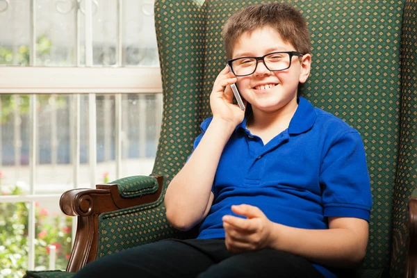 Pojke som använder mobiltelefon — Stockfoto