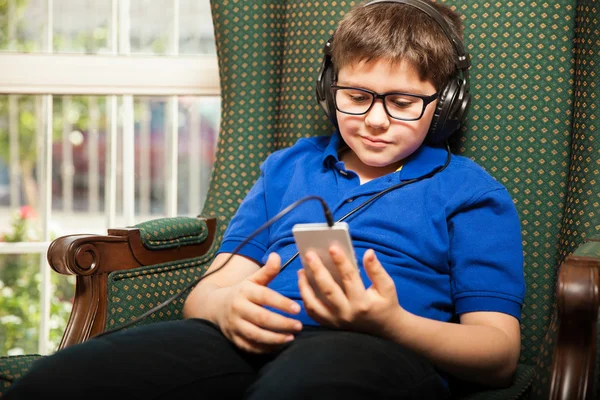 Pojke lyssna på lite musik — Stockfoto