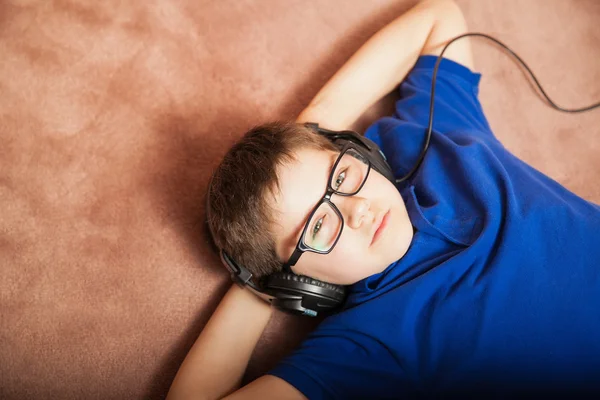 Jongen die naar muziek luistert — Stockfoto