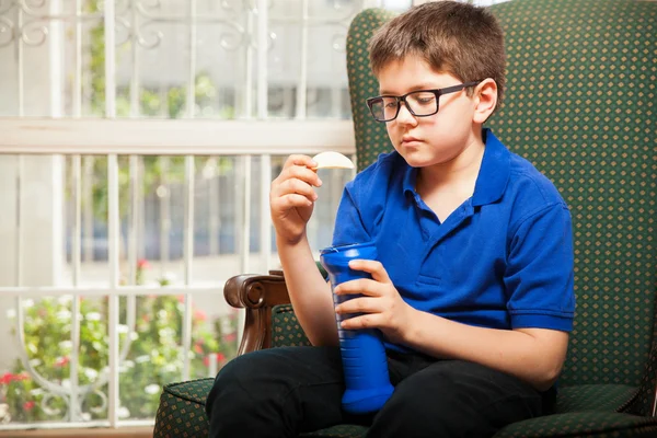 Niño comiendo patatas fritas — Foto de Stock