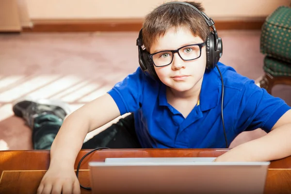Kid afspelen van video game — Stockfoto