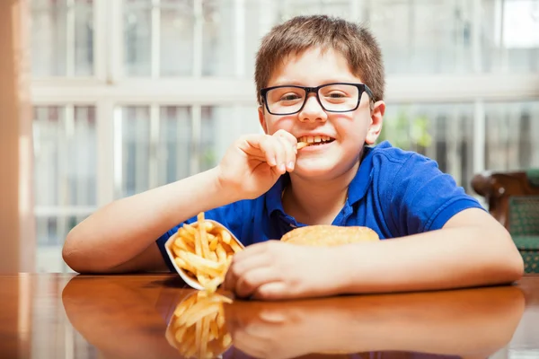 मुलगा फ्रेंच फ्रीज खातो — स्टॉक फोटो, इमेज