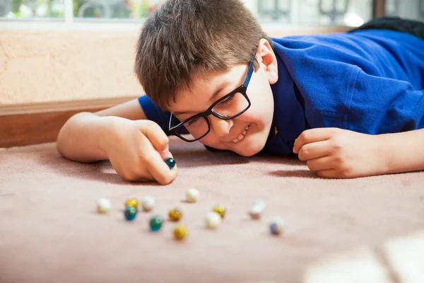 Boy playing with marbles — Stock Photo, Image