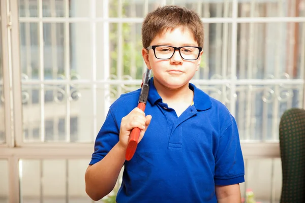 Kid hålla leksakspistol — Stockfoto