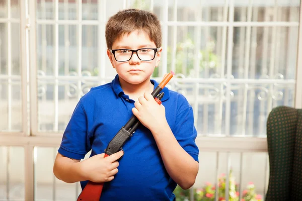 Dítě drží hračky puška — Stock fotografie