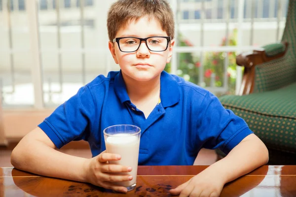 Junge hält ein Glas Milch in der Hand — Stockfoto