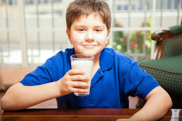 Ragazzo che beve del latte — Foto Stock