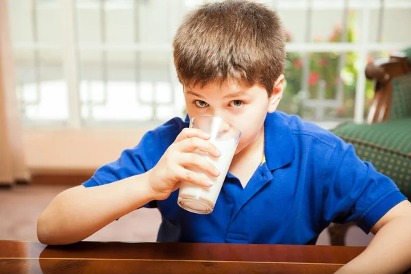 Junge genießt ein Glas Milch — Stockfoto