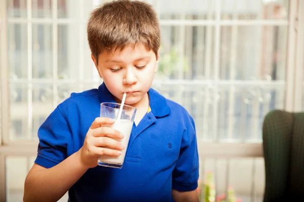 Junge trinkt ein Glas Milch — Stockfoto