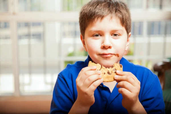 Büyük bir kurabiye yemek çocuk — Stok fotoğraf