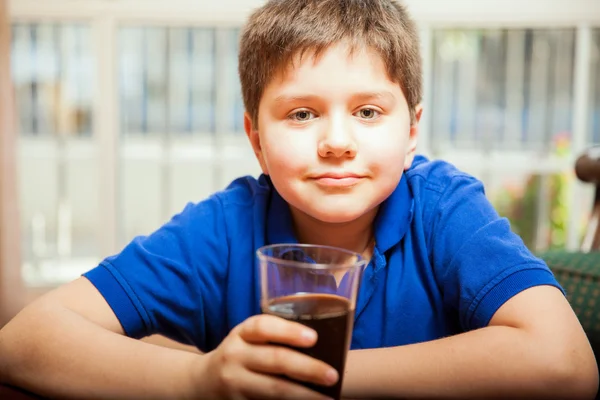 Ребенок наслаждается стаканом содовой — стоковое фото