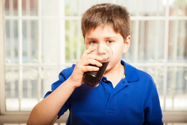 Ragazzo che beve soda — Foto Stock