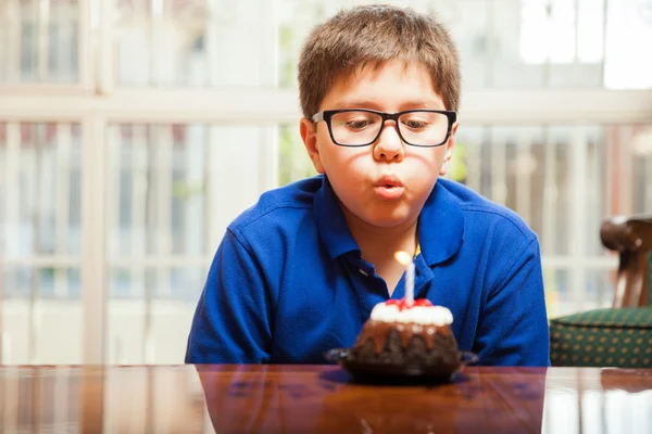 男孩与一个生日蛋糕 — 图库照片