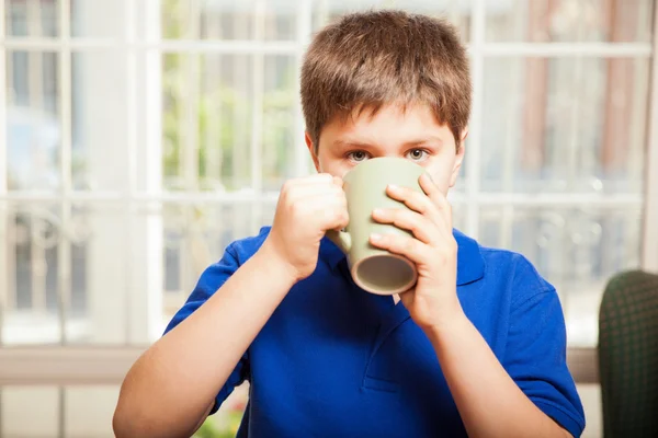 Мальчик пьет кофе — стоковое фото