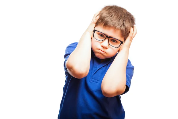 Kleine jongen die betrekking hebben op zijn oren — Stockfoto