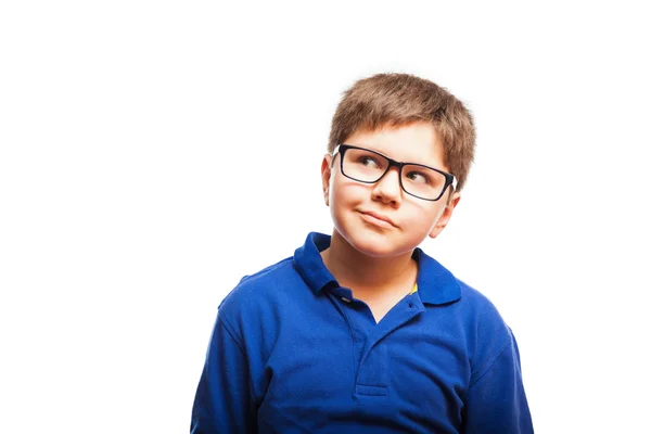 Ragazzo in occhiali guardando in alto — Foto Stock