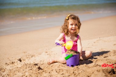 kova ile oynayan kız