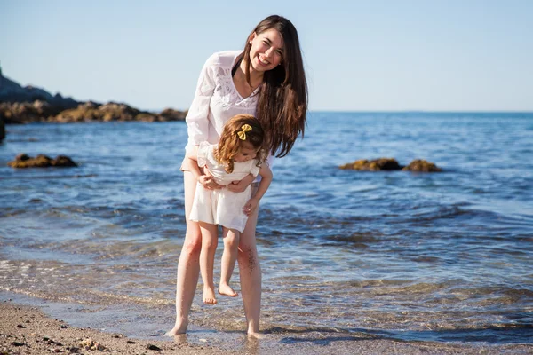 Mujer e hija divirtiéndose — Foto de Stock