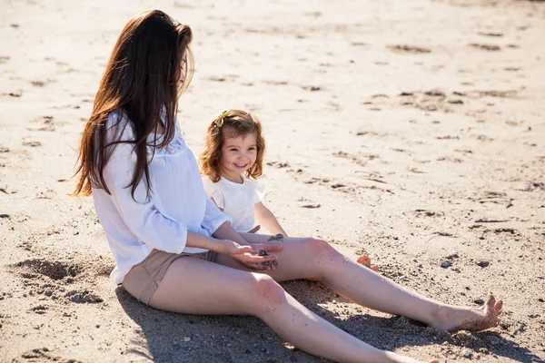 Moeder tijd doorbrengen met meisje — Stockfoto