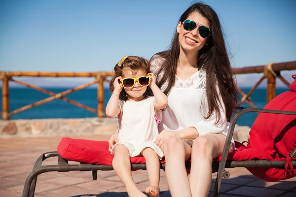 Mom and girl wearing sunglasses — Stock Photo, Image