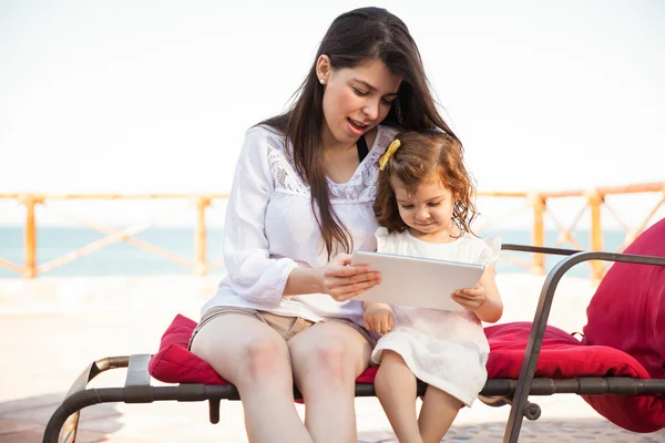 Moeder en dochter die tablet gebruiken — Stockfoto