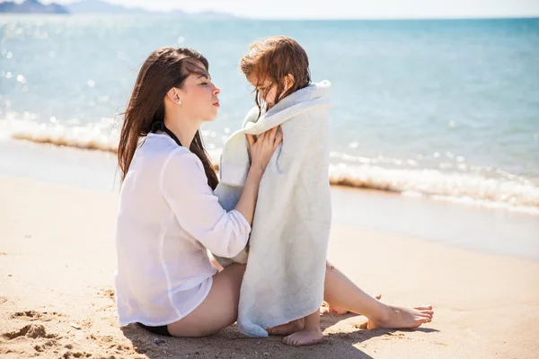 Mãe cobrindo sua filha — Fotografia de Stock