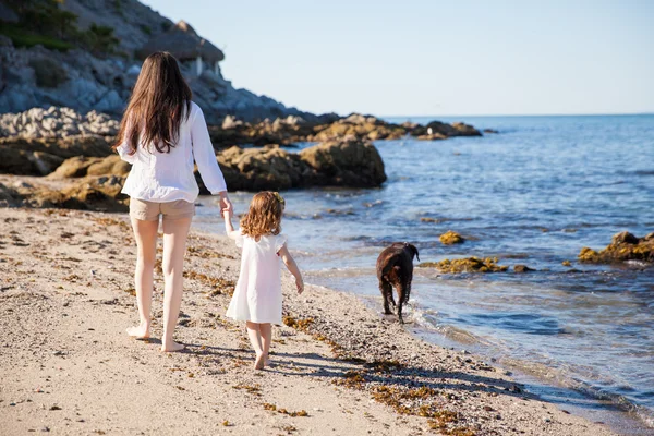 Mamma och dotter på stranden — Stockfoto