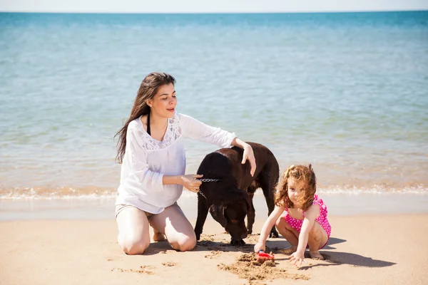 Femme passant la journée sur la plage — Photo