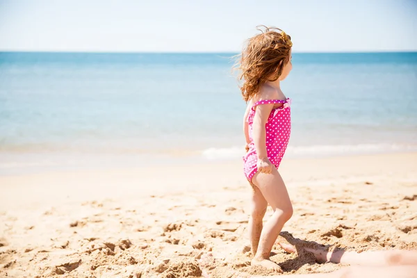 Liten flicka tittar nyfiket på havet — Stockfoto