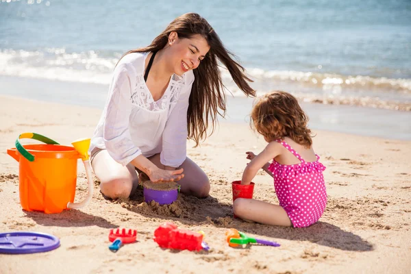 Brunette and her daughter building — Stock Photo, Image