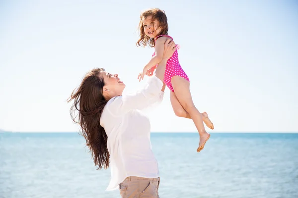 Mother lifting her daughter up — Stock Photo, Image