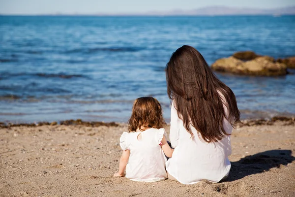 Mamma sitter bredvid sin dotter — Stockfoto