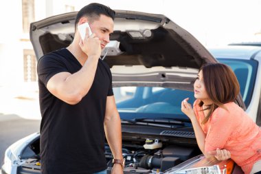 Telefonunu kullanan adam.