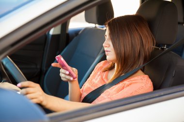 Bir smartphone kullanarak esmer
