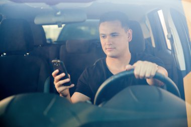 onun akıllı telefon kullanan adam