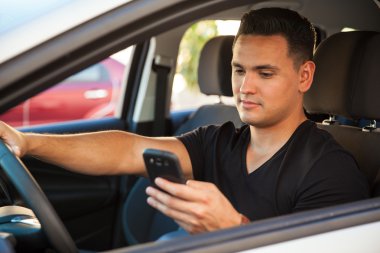 cep telefonu kullanan adam