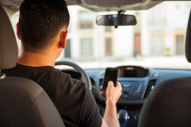 onun akıllı telefon kullanan adam