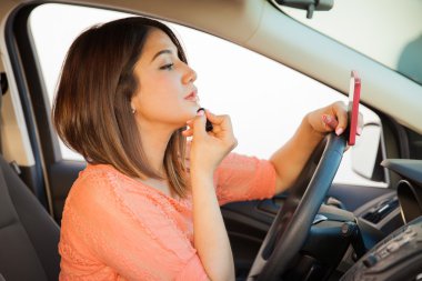 Biraz ruj koyarak esmer