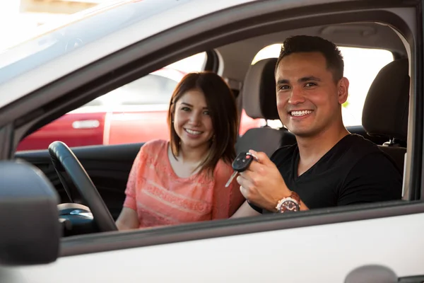 Couple excited and ready to ride — Stock Photo, Image