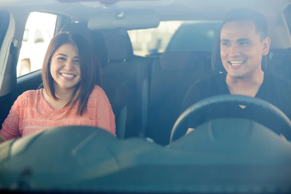 Casal se divertindo em um carro — Fotografia de Stock