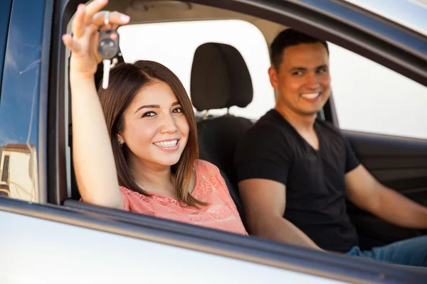 Femme montrant les clés de voiture — Photo