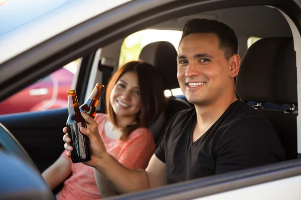 Dults drinking beer and driving — Stock Photo, Image