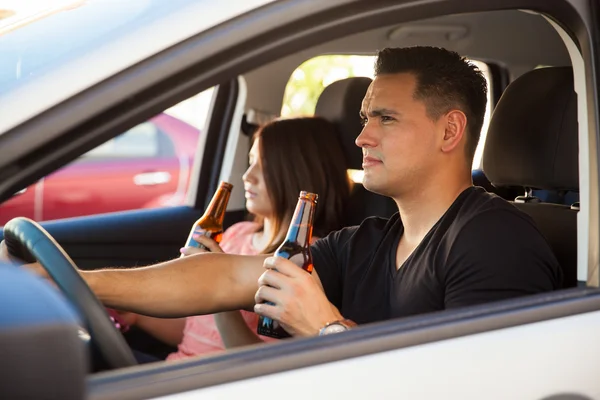 Hombre y mujer bebiendo cerveza — Foto de Stock