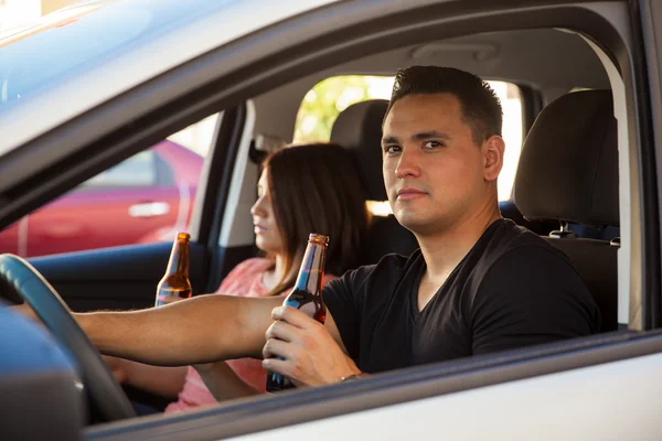 Man holding a bottle of beer — Stock Photo, Image