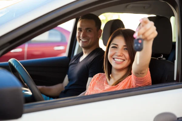 Woman showing off the keys — Stock Photo, Image