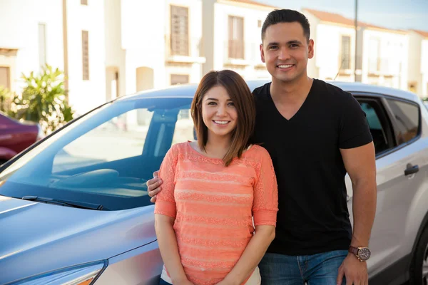 Couple standing next  car — Stock Photo, Image