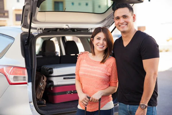 Couple loading luggage — Stock Photo, Image