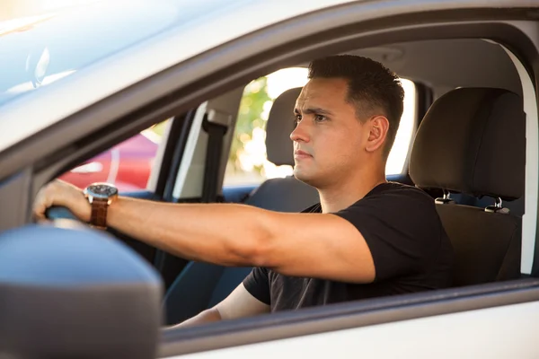 Homem dirigindo um carro — Fotografia de Stock