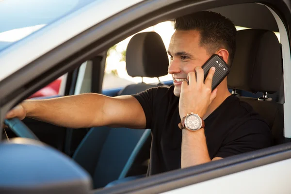 Man talar på sin telefon — Stockfoto