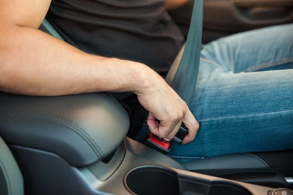 Man buckling up his seatbelt — Stock Photo, Image